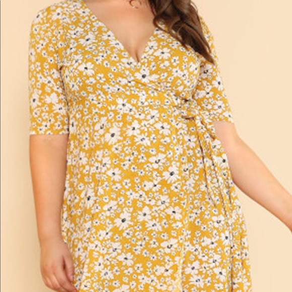HP ⬇️ $47 Daisy Wrap Dress - Picture 2 of 4